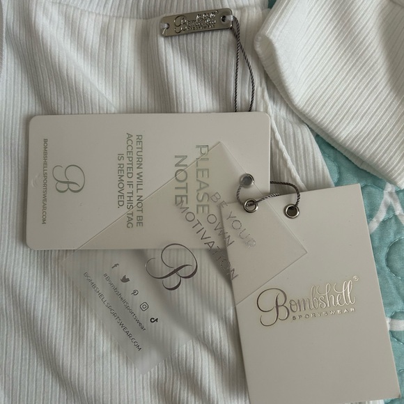 Elegant White Ribbed Bodysuit - Picture 9 of 9